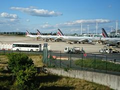 フランス時間の16:35にパリ シャルル・ド・ゴール国際空港(CDG)に到着。CDGに降り立つのは実に10年ぶりのこと。西ヨーロッパに訪れることが少ないので、こんな大きな空港に降り立つと何処に行けば良いのか心配になるが、掲示板が至るところに出ているので、分かりやすい。中国やアフリカと言った国のフライトと到着時間がかぶると、イミグレでの入国審査に時間がかかるが、今回はイミグレが、ガラガラ。日本人だけだったのでスムーズに列が進んだ。