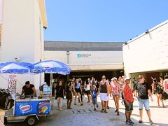 先ずは地下鉄でボンバル広場に位置するアコモデーションへ向かい、荷物を置いて町へ繰り出した。国会議事堂周辺を散策後、カスカイスへ向かうためにリスボン近郊鉄道のカスカイス線のターミナル、カイス・ド・ソドレ駅に。当該駅には地下鉄も入り利便性が良い。
駅では近郊電車の切符を買うために長い列が作られていたが、我々はリスボン近郊鉄道も利用できる24時間券を持っているのでスルー。