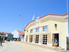 終着駅のカスカイス駅。カスカイスまではほとんどを海岸線に沿って走る。人の少ないビーチもいくつもあった。とはいえ、カスカイスはポルトガル屈指のビーチリゾートだけにやはり、足を伸ばしてみたかった。