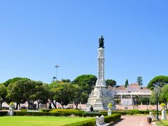 ジェロニモス修道院の向かいに広がる庭園、プラサ・ド インペーリオ 庭園。木陰にベンチがあり、休息をとるには最適だ。