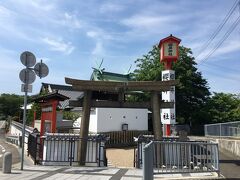 城公園の道向かいにある神社、尼崎城址に明治時代に建てられた社は尼崎藩の藩主を祀っているとのこと。