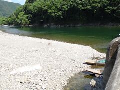 キャンプ場でもある広い河原に上陸。
今回はここまで。
夏場の四万十は朝か夕方の川下りが最適と改めて思いました。

ここからは道路に出てヒッチハイクで、車を置いてある江川崎まで帰ります。
