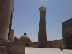 カラーン・ミナレットです。カラーンは大きい、ミナレットは光塔という意味で高さ46mでブハラで最も高い建物です。昔は死刑場であり袋に詰めた囚人を上から投げ落としたそうです。最後の処刑は1884年と100年以上前とのこと。実際その場を訪れてみると暑くてあっけらかんとしていてそんな過去は感じさせません。