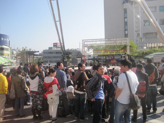 大勢の人たちが集まっています