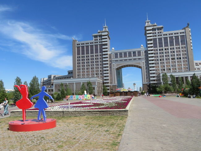 ヴリュブレンニフ公園からバイテレク方面を見ています、人が少なくていいです