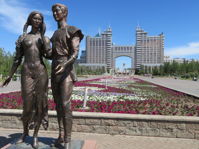 ヴリュブレンニフ公園にモニュメントがありました、花壇のお花が綺麗です