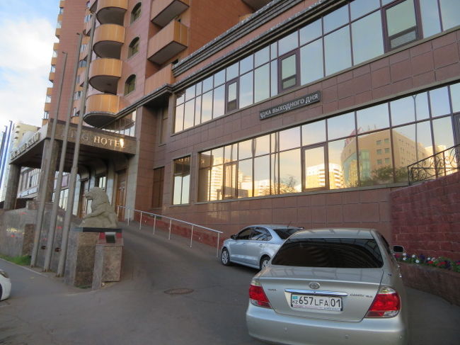 キングホテルアスタナ玄関、ショカナヴァリハノヴァ通り沿いにあります、大きなホテルで日本人の利用も多いようです