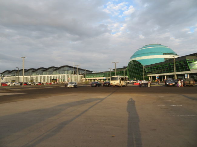 メガシルクウェイショッピングセンター前の路線バス乗り場からアスタナ国際空港に到着、ここからアシアナ航空を利用してソウル仁川に、夜の9時でも明るいです