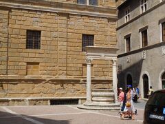 石積みの建物はピッコローミニ宮で、
手前の井戸はピエンツァのルネッサンス改造計画の立役者ロッセリーノの設計。