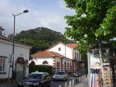 シントラ駅に9：30着

駅降りて右側に進むとインフォメーションがあります。そのちょい先にバス停があります。この日は日曜日だからなのか、行列ができておりました。最初のバスには乗れず次のバスでベーナ宮殿まで乗ります。