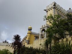 バスは駅から宮殿まで山道を登ります。右に左に振られます。満員時は乗ったとき体制悪いとその体制で30分ぐらい耐える必要ありますので、筋トレして行きましょう！！！

10：30　ペーナ宮殿到着　

バス疲れました。体制悪かった(>_<)