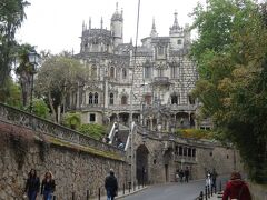 13：50　レガレイア宮殿（入り口は路地に入り坂を上ったとこにあります）

歩いて正解でした。ヴィラから歩いて15分ぐらいですが、ヴィラから5分ほど行ったぐらいから駐車場満車で大渋滞です。行き帰りとも歩きましたが、バスとすれ違わなかった。（というか渋滞で車が動いてなかった）