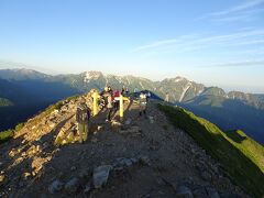 4時半頃に出発して、5:40頃に鹿島槍ヶ岳（南峰2889m）に登頂♪
ここでもバックには剱・立山。