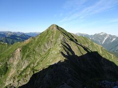 吊り尾根を歩いて鹿島槍ヶ岳北峰（2842m）へ。写真は北峰から眺めた南峰です。
右側は剱岳。