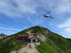 山頂から少し下ると、ちょうどヘリが五竜山荘に物資を運んできました。