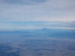 曇りがちだったけど、離陸後、しばらくしたら富士山が見えた！