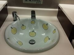 松山空港のトイレの手洗いのボウルがかわいらしい～。
愛媛のみかん柄。