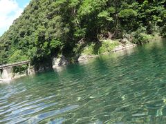 黒尊川も水量が少ないうえに、川幅が例年にないほど広がって流れがほとんどなく、石がヌルヌルであるものの、深いとこに行くとこの透明度！