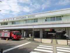 　名古屋から中央線の快速電車で中津川駅へ。一般的に名古屋からの中央線は中央西線というのですが、岐阜県に入った辺りから坂道をひたすら上っているのがはっきりとわかります。中津川までが名古屋からの都市圏であり、TOICA使用区間であり、複線区間であり、中津川を境に一気に本数が減るという。そして中津川駅から馬籠宿行きのバスは、半分以上が外国人という。