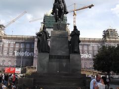 バーツラフ広場、背後に改修中の国立博物館
そのときこの広場はソ連軍の戦車で埋めつくされたといわれます