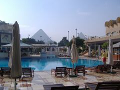 ル・メリディアン・ ピラミッズ ホテル アンド スパに宿泊

ツアーの初めに３泊利用しました。
ピラミッドの近くのホテルだと聞いていたのですが、真っ暗だったのでわかりませんでした。
翌朝、窓から外を見ると、目の前に大きなピラミッドがそびえ立っており、非常に感激しました。