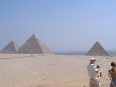 ３大ピラミッド

上に若干表層石が残っているクフ王の息子、カフラー王のピラミッドは２番目の大きさですが、高台にあるので一番大きく見えます。