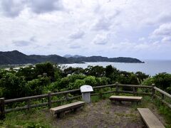 最後にやって来ましたのはココ、陸上岬の先端にある陸上展望台であります
東浜の地に広がる、「山陰海岸ジオパーク」が織り成す絶景が一望でありましたね！
最後にこの風景を目にしておきたかったんですよ～