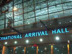 カイロ国際空港です。
成田空港から１４時間１５分かけてカイロ空港に着きました。