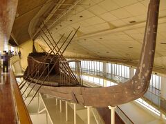 クフ王のピラミッドの真横にある太陽の船博物館
大ピラミッドの南側で発見された世界最古の木造船です。