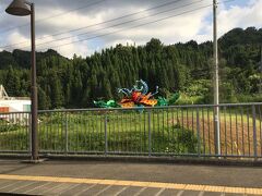 まつだい駅に到着、ホームから見える草間彌生のオブジェ
ここから輪行で長岡駅まで