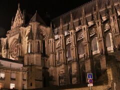 ライトアップされた、、

「ランス ノートルダム大聖堂（Cathédrale Notre-Dame de Reims）」

「シャルトル大聖堂」「アミアン大聖堂」と並らび
フランスにおけるゴシック様式の傑作の一つです。

チャペルのつっかえ棒とも言える“フライング・バットレス”も美しい♪

