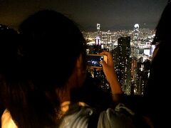 やっぱ「100万ドルの夜景」は超きれいだった。来て良かった。
ツアーの場合は、ピークトラムに優先乗車できるそうで、1台だけ待ってピークトラムに乗車。乗車待ちは「富士山の広告のあたりが良い」とガイドさんからアドバイス（トラムの入り口が2ヵ所集中するので）。
夜景観賞後、ホテルまでバスで送迎。