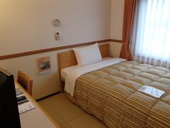 ダイビングが早めに終わって、ホテルもショップの隣という便利な立地なので、15:00にはチェックインして部屋に入ることができました。
普通の東横インのシングルの部屋ですが、比較的新しくて、きれいだし、海側の部屋で明るいです。