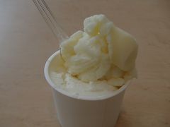 11:30にホテルで荷物をピックしてタクシーで空港へ。
石垣空港、荷物を預けるのにも、セキュリティチェックも長蛇の列で、ハイシーズンとはいえ平日でこんな感じだと慢性的に混んでいそうです。

ミルミル本舗でミルクとパインのジェラート。