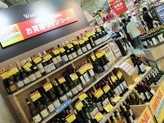 阪神百貨店で小規模だけれど、ワインフェスティバルが開催されていたので、今夜ホテルで飲むワインを調達して♪