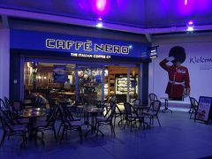 もうヒースロー空港に戻る元気はないので、バスターミナルに唯一あったCaffe NEROで時間をつぶします。カフェネロってイギリスだったんですね。