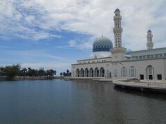 これはきれいなモスクです。青い装飾が涼しげです。池に映えますね～。