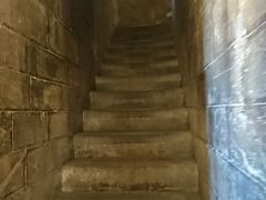 このような狭い階段をひたすら昇る。
朝一番だから、降りてくる人がいないのが良い。
復路も上がってくる人と道を譲り合いながら降りていかねばならないので、やっぱ朝イチは正解だったかな。400段以上の階段はマジでキツかった。
前後を行く外国人の方々と目で合図しながら『頑張ろう&#8252;』って励まし合って昇って行きました。