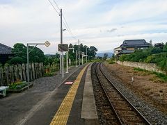 自転車をえっちらほっちら漕いでいるとなんとも渋い駅を発見。
単線、非電化、無人と三拍子揃ったなんとも静かに熱い河合駅です。
私は鉄ではありませんが、こうゆうの、たまらなく好きですね。逆にヨーロッパのターミナル駅みたいにTHE歴史的建造物みたいな駅もワクワクします。