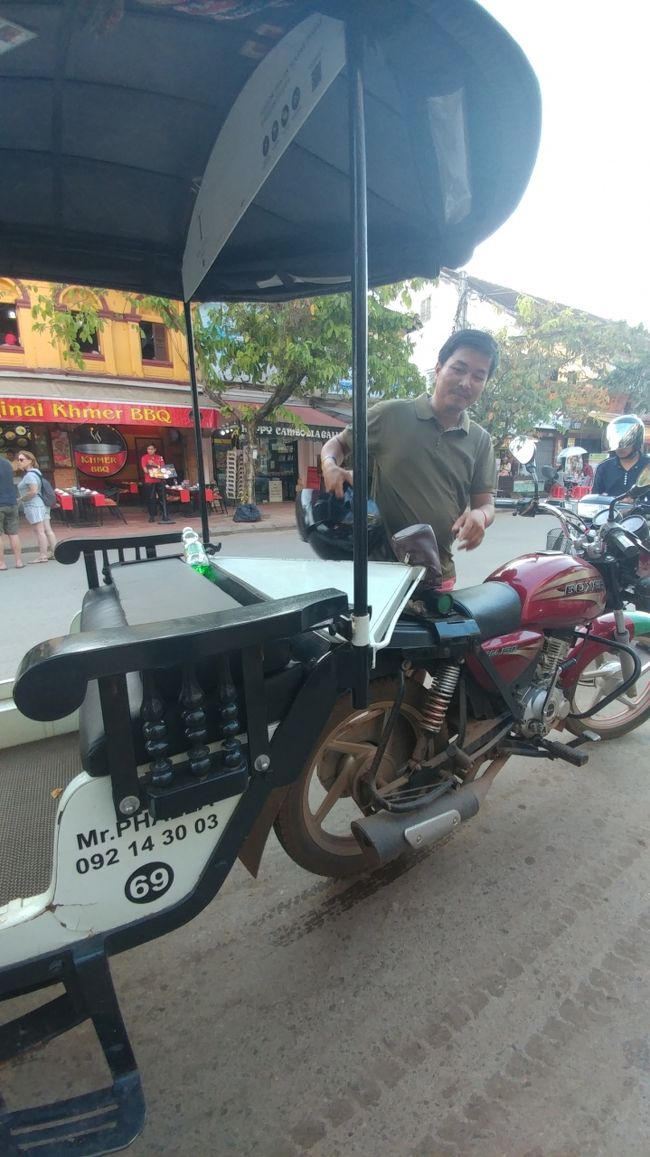 パブストリートとオールドマーケットの交差点あたりで降ろしてもらう。<br /><br />このトクトクドライバーのPhara さん、朴訥なのんびり屋さんって感じで好感持てた。<br />毎日使わせてもらう。<br />電話 0912143003