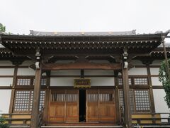 南下して清林寺へ
お城から徒歩で３０分くらいだったかな。
真田信繁公ゆかりのお寺だそうです
開基が信繁の遺臣、三井奉膳。浄土真宗に帰依し、善久という法名で寛永１１年（１６３４）に善久坊を創建し、萬治２年（１６５９）に改称して法源山清林寺になったそうです。
片倉重長が大坂の役の後真田信繁のの遺臣や遺児を引き受けてくださったおかげです、ありがたや。

寺紋も六文銭です。屋根の上のほうを見ると六文銭があった