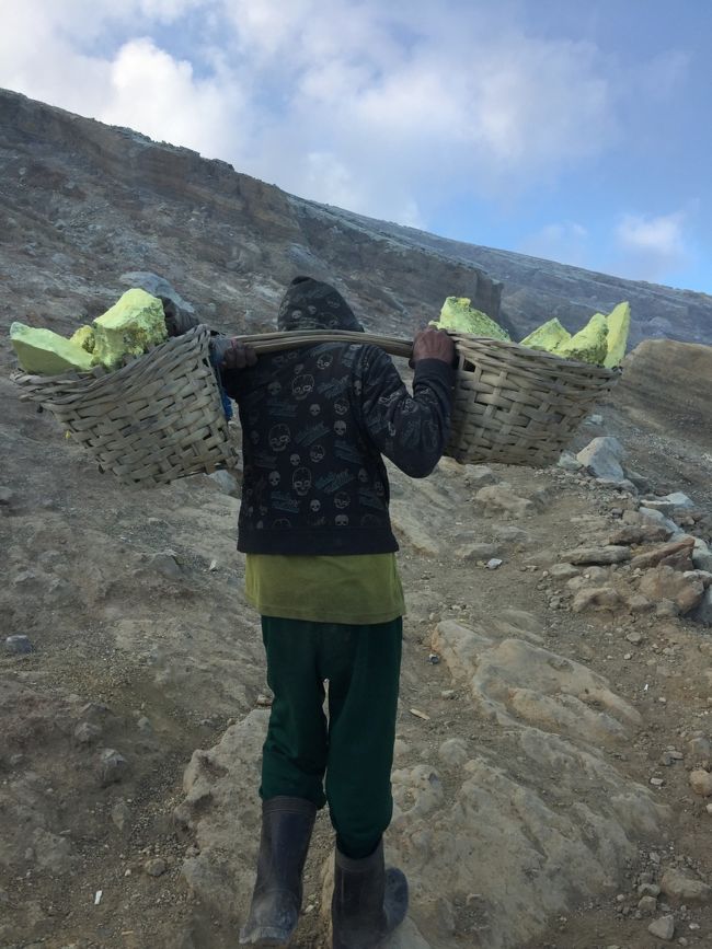 2時間ほど歩いただろうか。登頂では硫黄を採掘している人々を見かける。<br />重いし、臭いもきついしとても大変な仕事だなと思う。<br />