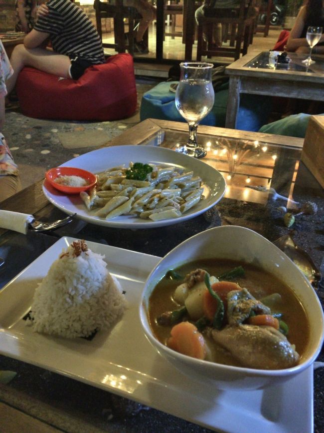 夕食は近くのレストランにて。<br />雰囲気も良くて美味しかった。2泊したのでリピートしました。<br />この後は近くのスパへ行った。本当は全身やってもらいたかったけど、バリはオイルマッサージばかり。オイルが苦手なので、足だけにした。母はマッサージ要らないということでホテルに戻っていた。