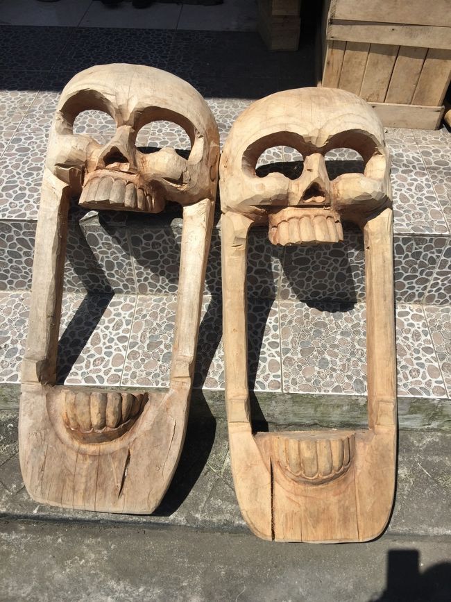 買い物もウブド市内より安くて、楽しめた。<br />こんな個性的なお土産もあり見ているだけで、面白い。<br /><br />今回の旅は非常にハードスケジュールで旅慣れていない母にはきつかっただろうと思う。更に、旅行中何度も怒ったりひどい事を言ってしまって申し訳なかった。<br />懲りずに今後も一緒に旅行に行ってくれたらと思う。