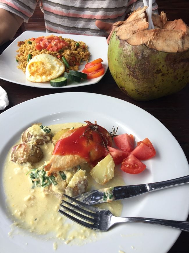 ホテルはウブド市内やすぐ近くのテガラランまでフリーピックアップがある。<br />夕食はライステラスが目の前に見えるレストランにて。<br />味良し、景色良し、スタッフ良しだったので、ここもリピートした