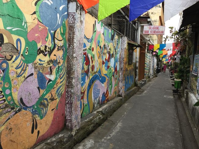 十分なルピアを持っていなかったが、着いた日が休日で銀行も閉まっているので地元の人に聞いて開いている両替所を聞いて歩いた裏道も良い雰囲気。