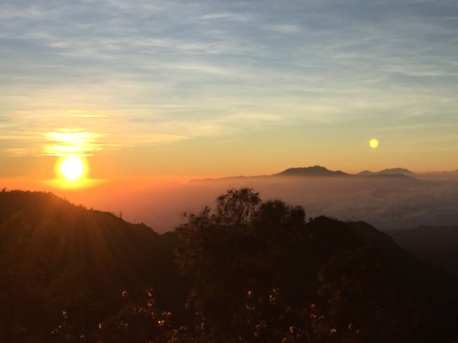 昨晩遅くついたのに、サンライズを見るためにに朝の3時には起きなければならなかった。こんな所に連れてきてしまって、母親に申し訳ない気持ちだった。<br />私たちが見た景色はこの程度だったが、実はこのあと素晴らしい景色が見れた。しかしドライバーとの約束時間をすでに過ぎていたし、一緒に参加したフランス人カップルは時間にうるさくドライバーに怒っていたからこれ以上待てなくて急いでジープへ戻った。しかしフランス人カップルはもっとゆっくりして、美しい景色も見れたそう。後から送ってもらった写真は素晴らしかった。