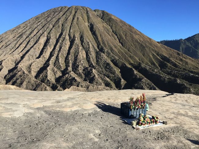ボロブドゥールを見れたので、ジャワ島訪問の目的はほぼ果たせた。また国内線を使ってバリへ飛ぶことも考えたが、面白くなかったので、2泊3日でブロモ山＆イジェン湖ツアーに申し込んだ。