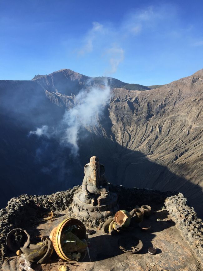 母は大丈夫としか言わないけれどきつかったに違いない。ジョグジャからブロモまではミニバンで11時間の予定が15時間かかった。ほかのツアー参加者はフランスからのバックパッカーでお行儀が悪く、私たちはほぼ1席を2人で座る形となっていた。