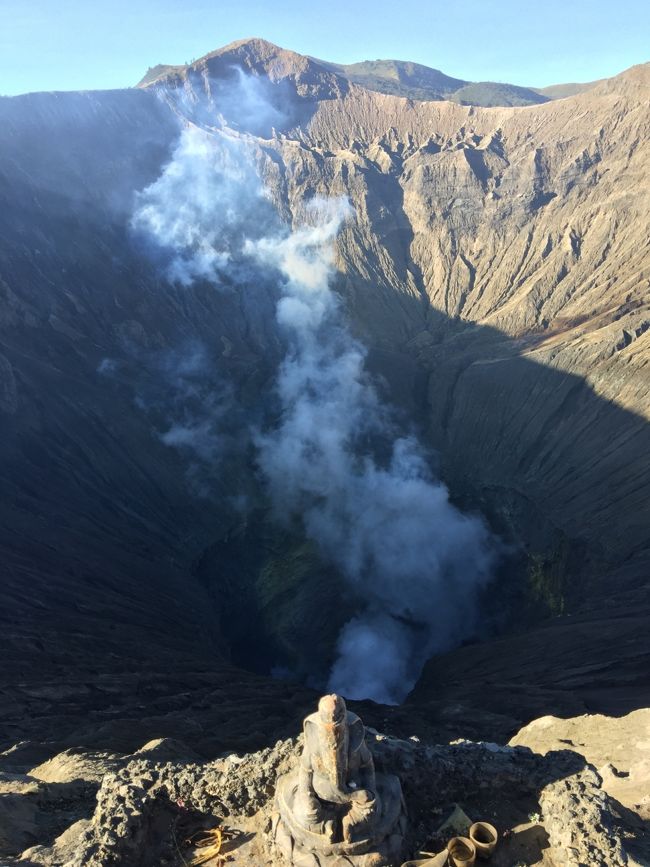 この後訪れたブロモ山登山は、ゴｵｵｵーと大音量で今に噴火してもおかしくないほどの迫力だった。